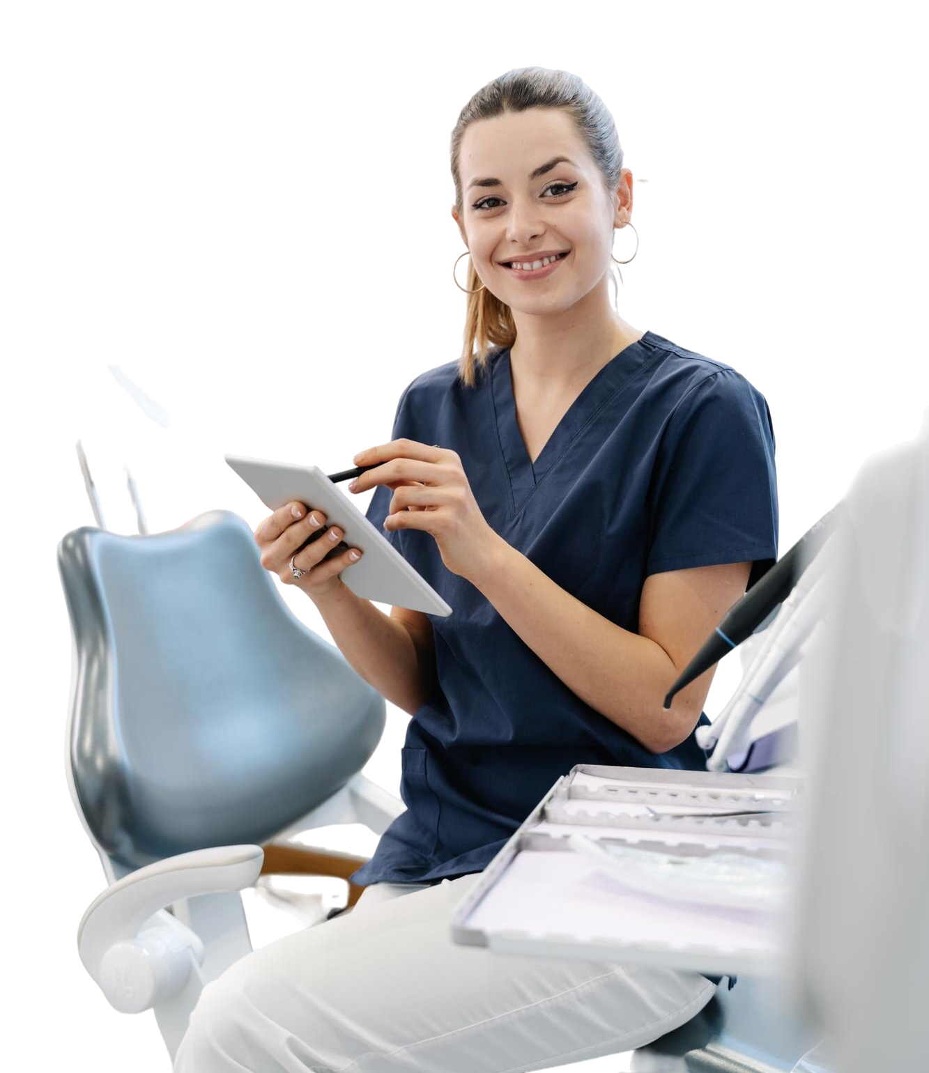 joven enfermera chaqueta azul sonrie consultorio dental antes recibir al paciente maneja tableta